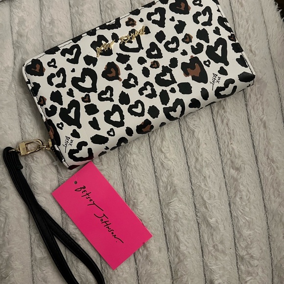 Betsey Johnson Handbags - Betsey Johnson Black and Brown Leopard Print Wristlet